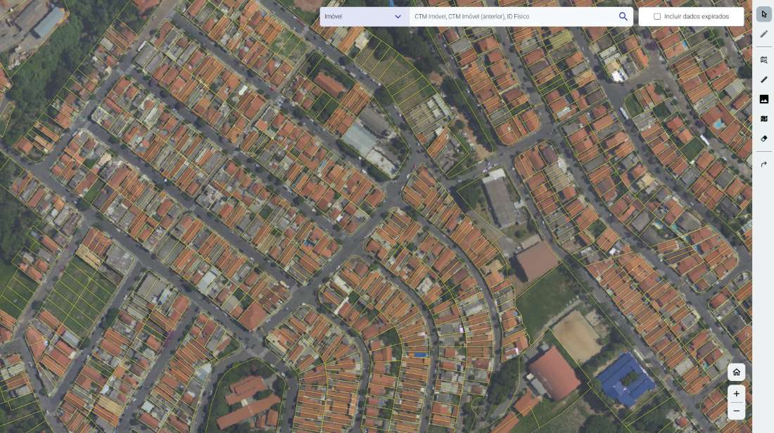 Plataforma Geopixel de geoprocessamento exibindo imagem aérea de bairro residencial densamente ocupado, com lotes delimitados por contornos amarelos finos e campo de busca por imóvel.