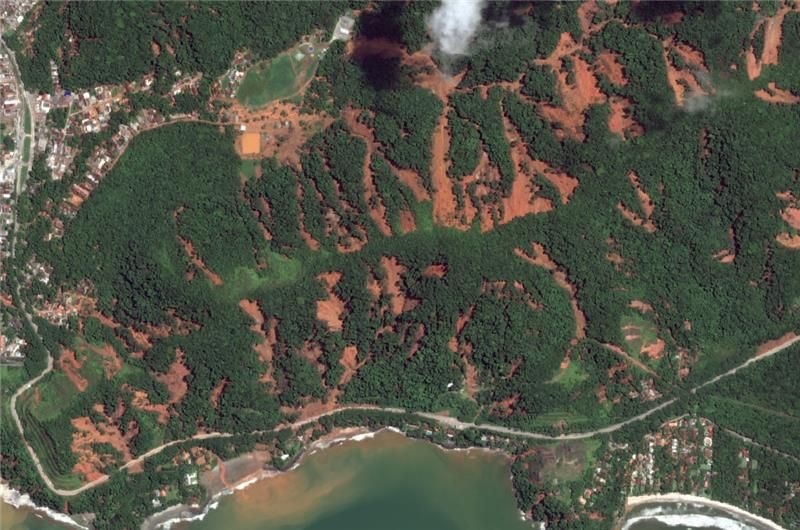 Vista aérea mostra desmatamento e avanço urbano, destacando a importância do monitoramento ambiental com uso de geotecnologia.