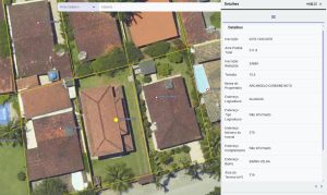 Alt text: Interface de sistema com dados de georreferenciamento, exibindo mapa com lotes delimitados e painel lateral de detalhes cadastrais do imóvel.