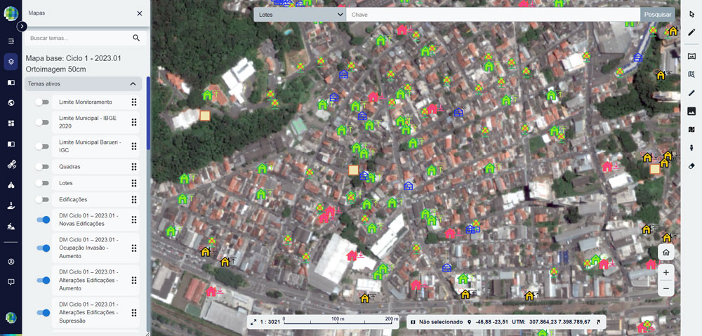 Interface da plataforma Geopixel Cidades exibindo o módulo de Monitoramento de Alterações Municipais com imagem aérea de alta resolução e marcadores georreferenciados indicando novas construções, aumento de área edificada e supressão de vegetação detectados automaticamente por satélite em diferentes ciclos de monitoramento.
