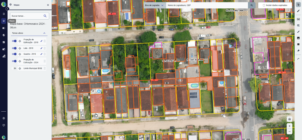 Imagem aérea de área urbana exibida em sistema de mapa digital do CTM, com lotes e edificações destacados por cores e limites demarcados. A tela mostra camadas de cadastro técnico multifinalitário com informações territoriais organizadas para gestão municipal. Imagem aérea de área urbana exibida em sistema de mapa digital do CTM, com lotes e edificações destacados por cores e limites demarcados.
A tela mostra camadas de cadastro técnico multifinalitário com informações territoriais organizadas para gestão municipal.