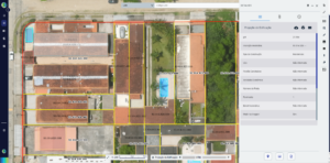 Tela de um SIG para prefeituras exibindo mapa cadastral com lotes urbanos, imagens aéreas e painel de informações imobiliárias para gestão territorial, arrecadação e planejamento municipal.