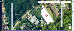 Plataforma Geopixel voltada ao monitoramento territorial e arrecadação municipal, exibindo comparação temporal de imagens de satélite com lotes numerados por inscrição imobiliária e ícones de alerta de novas edificações.