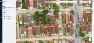 Interface da plataforma Geopixel aplicada à Reforma Tributária e CTM (Cadastro Territorial Multifinalitário), exibindo mapa aéreo de ortomosaico com quadras e lotes urbanos delimitados por contornos amarelos e laranja, painel lateral de temas cartográficos e campo de busca por logradouro.