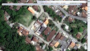 Tela de sistema de monitoramento territorial exibindo mapa com atualização cadastral contínua e ferramentas de alertas de mudança